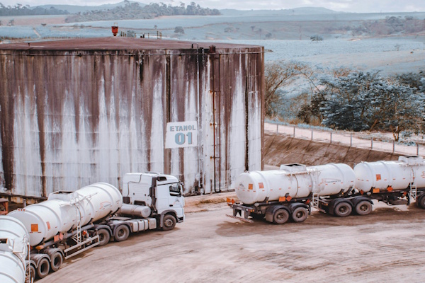 Fuel tank and fuel trucks